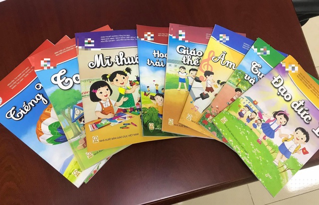 SGK lớp 1 mới chỉ có 8 cuốn. Phụ huynh tự nguyện mua sách tham khảo, nhà trường không được