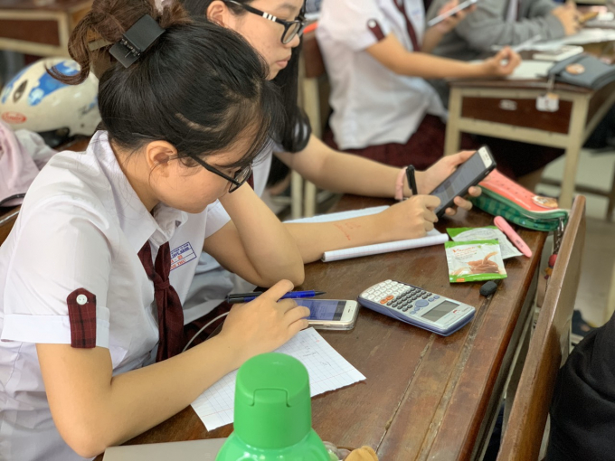 hoc-sinh-thi-truc-tuyen-tren-789.vn-07