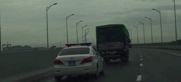 Quảng Ninh: Xe ưu tiên liên tục hú còi, tài xế quyết không nhường đường