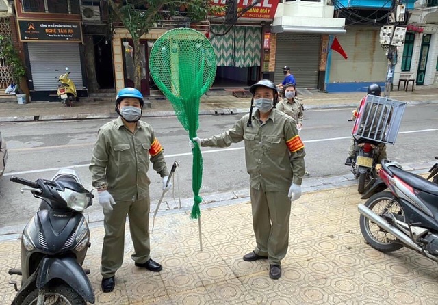 Vợt sắt quây lưới là công cụ hỗ trợ đắc lực của lực lượng phản ứng nhanh đi bắt chó thả rông ở quận Ba Đình.