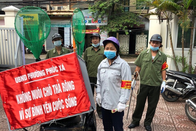 Để vào các ngõ xóm bắt chó thả rông, lực lượng phản ứng nhanh dùng xe máy làm phương tiện di chuyển chính.