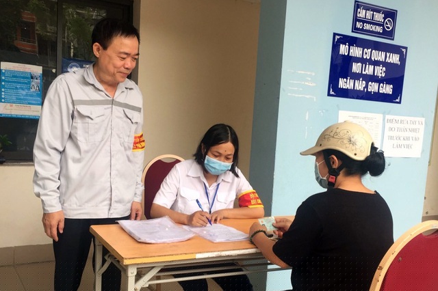 Một người dân đến phường nhận chó thả rông về nhà. Các phường đều yêu cầu người dân phải có giấy tiêm phòng mới được nhận chó.