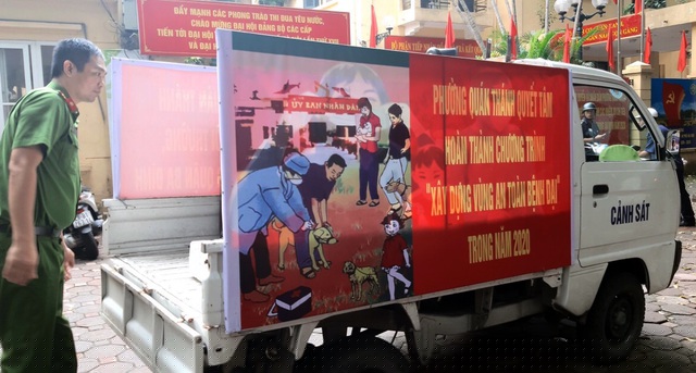 Ngoài việc thành lập lực lượng bắt chó thả rông, quận Ba Đình cũng xây dựng đội tuyên truyền người dân không thả rông chó trên các tuyến phố và đề nghị người dân đem chó mèo đi tiêm phòng.