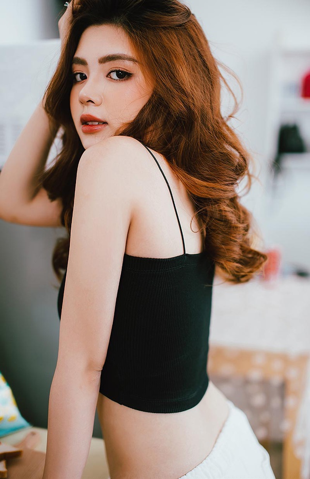 Hoàng Anh thường tập luyện thể dục, uống nhiều nước, ăn nhiều rau xanh, hoa quả để có được làn da khỏe khoắn. (Ảnh: Linh Phan)