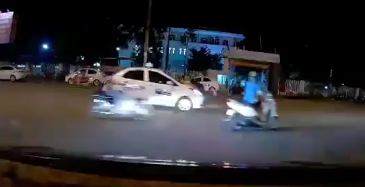 Quảng Ninh: Phạt lái xe taxi để người đu bám trên nắp capo