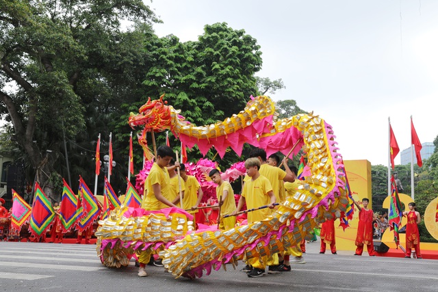 Nhiều mô hình Rồng kết hợp múa “tứ linh” (Long, Lân, Quy, Phượng) trên nền nhạc, lời bình suốt quá trình biểu diễn để truyền tải chủ đề, thông điệp cụ thể.