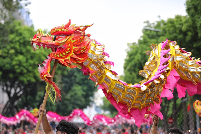 Các tiết mục sử dụng nhiều kỹ xảo khó như phun mưa, xếp hình...