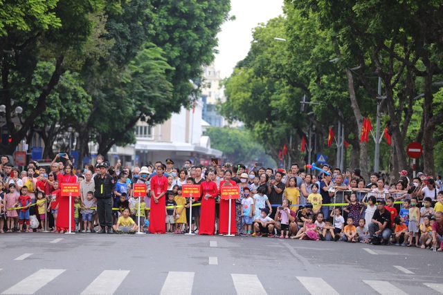 Đông đảo khán giả đổ về phố đi bộ xem và ủng hộ cho các đội thi.