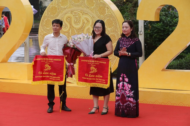 BTC trao cờ lưu niệm cho đơn vị đoạt giải.