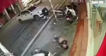 Clip: Kinh hoành cảnh xe máy lao "như đạn" húc trực diện xe bán tải nạn nhân bay lên vỉa hè bất tỉnh