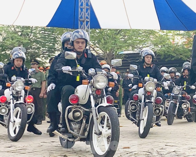 Lực lượng cảnh sát ra quân trấn áp tội phạm trên địa bàn TPHCM. Ảnh Văn Minh