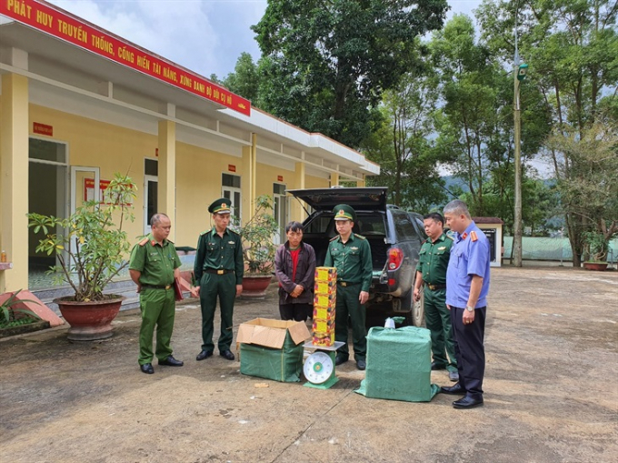 92120118pm_3-don-bp-dong-van-ban-giao-doi-tuong-cung-tang-vat-cho-co-quan-chuc-nang-huyen-dong-van-tiep-tuc-xu-ly