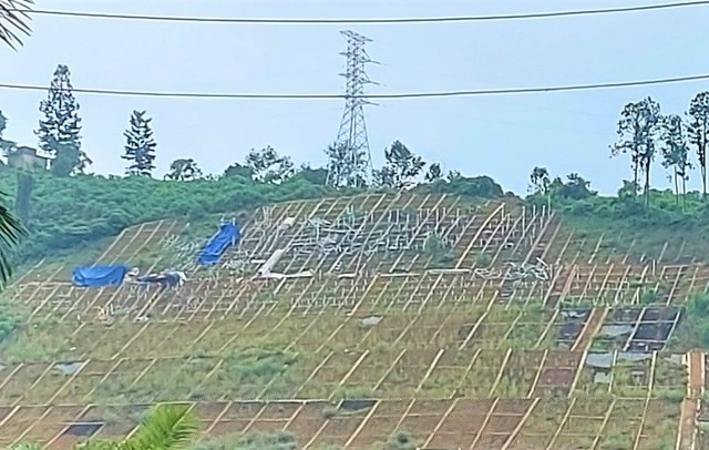 Các chữ cái được tháo dỡ xuống, đơn vị thi công cũng đã dừng mọi hoạt động lắp dựng khẩu hiệu.