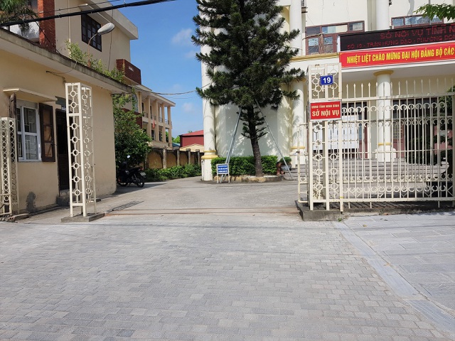 Sở Nội vụ Ninh Bình được giao là cơ quan thường trực Hội đồng tuyển dụng lại công chức của tỉnh nhưng không thực hiện theo kế hoạch của Chủ tịch UBND tỉnh về việc niêm yết thông báo, danh sách những cán bộ phải thi lại công chức.