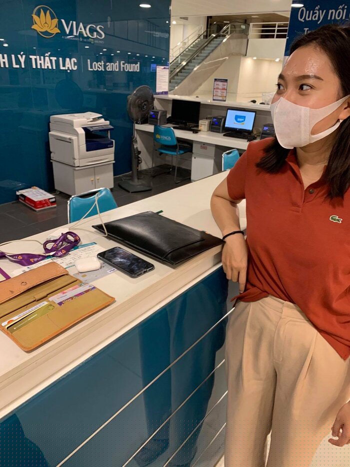 Tiếp viên Vietnam Airlines trả lại túi Louis Vuiton, có 1 chiếc điện thoại Samsung, cùng số tiền mặt khá lớn gồm 74.150.000 VNĐ và 275 USD cho hành khách bỏ quên...