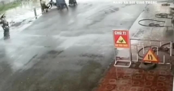 [Clip]: Xe máy không người lái băng qua đường vào... "đổ xăng"