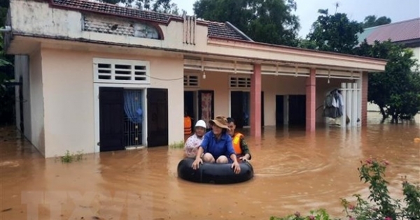 Khẩn trương cứu nạn 12 thuyền viên trên tàu mắc cạn gần Cảng Cửa Việt