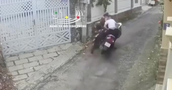 [Clip]: Rùng mình trước khoảnh khắc 2 xe máy "đấu đầu" trong hẻm nhỏ