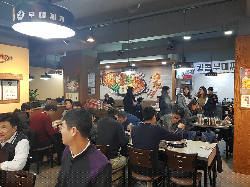  Món budae jjigae ngày nay xuất hiện hầu hết bên trong các cửa hàng ăn uống tại Hàn Quốc.