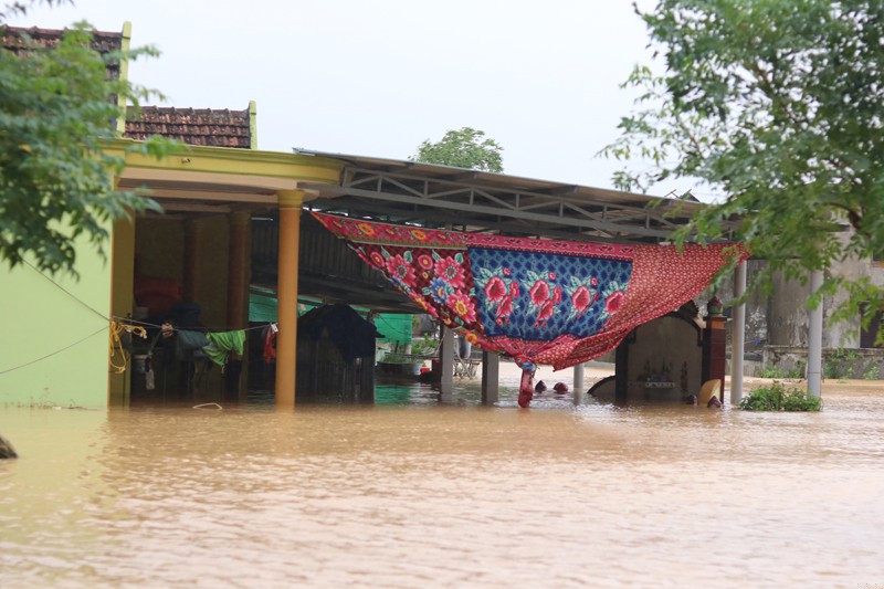 Tại xã Tân Ninh, huyện Quảng Ninh, hàng trăm căn nhà ngập sâu.