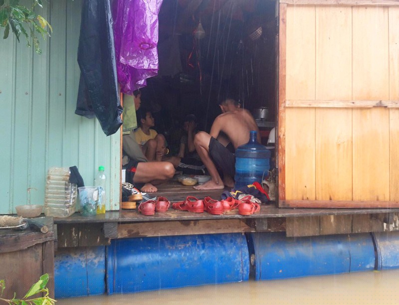 Nhiều hộ dân tại xã Tân Hóa phải tạm di chuyển lên nhà nổi sinh sống