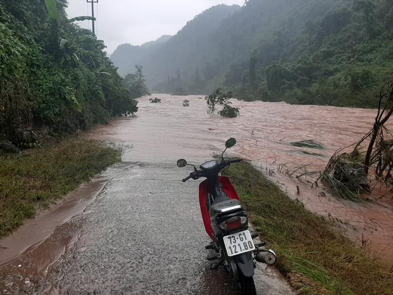  Đường vào bản Trung Sơn, xã Trường Sơn, huyện Quảng Ninh vẫn bị ngập sâu gây chia cắt.