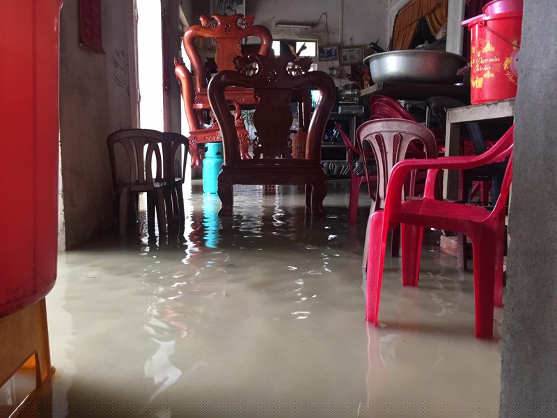  Tại xã Liên Thủy, huyện Lệ Thủy, nước lũ đã tràn vào nhiều nhà dân