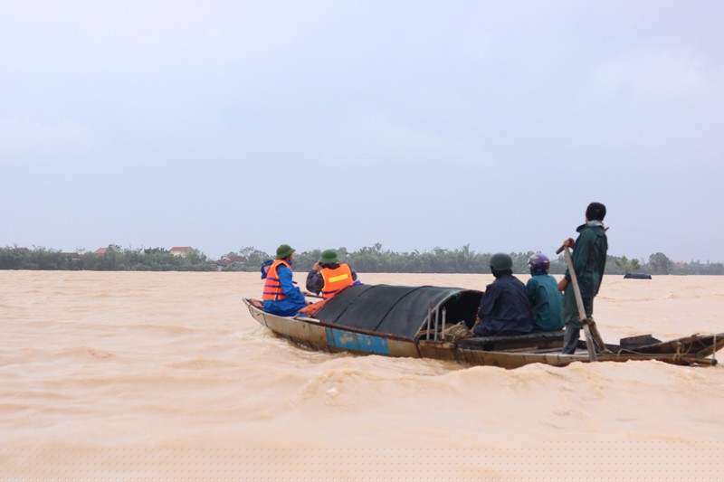  Các lực lượng chức năng cố gắng tiếp cận các xã 'rốn lũ' huyện Quảng Ninh