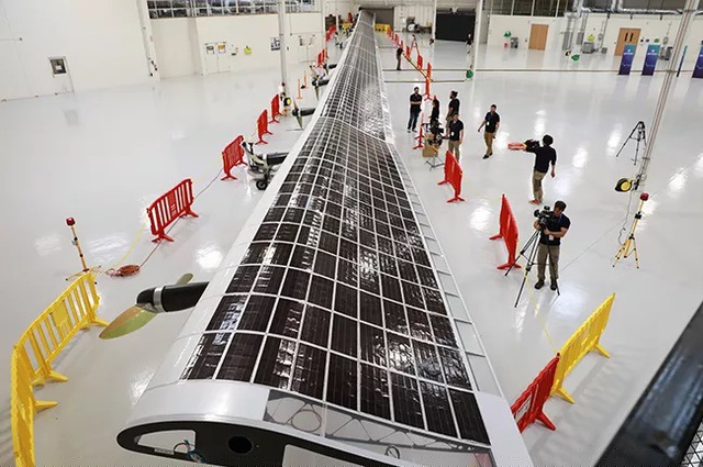 Những tấm pin năng lượng mặt trời phủ trên cánh máy bay