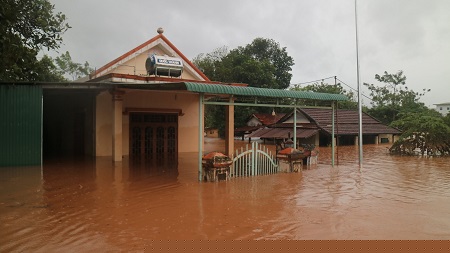 Mưa lũ gây ngập trên diện rộng trên địa bàn các huyện Cam Lộ, thành phố Đông Hà. (Ảnh: VGP/Minh Trang)
