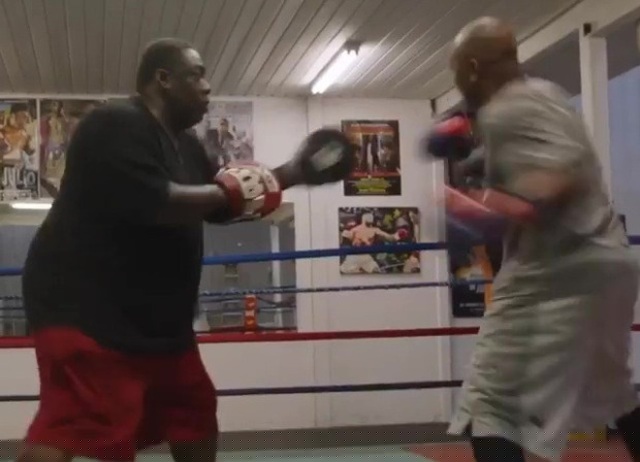 Roy Jones Jr cũng tập luyện miệt mài trước thềm đối đầu với