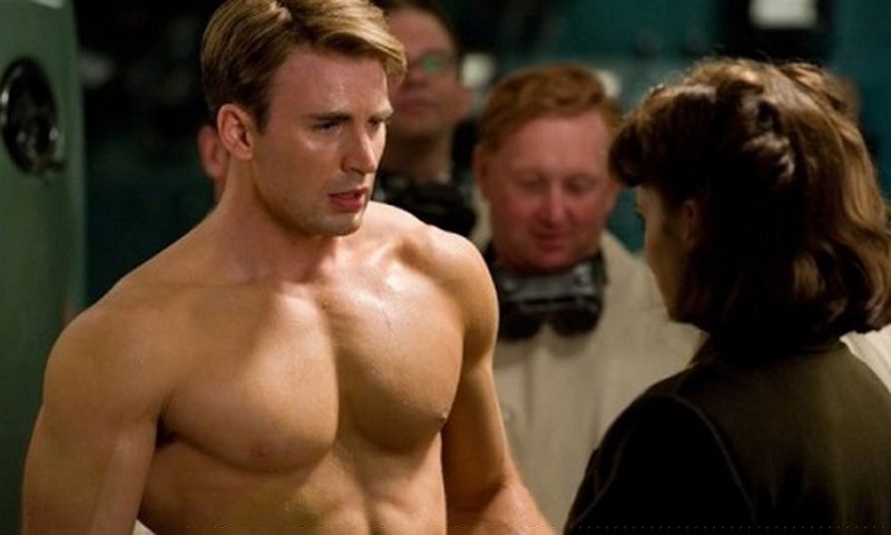 Chris Evans trong một pha cảnh nóng trong phim.  