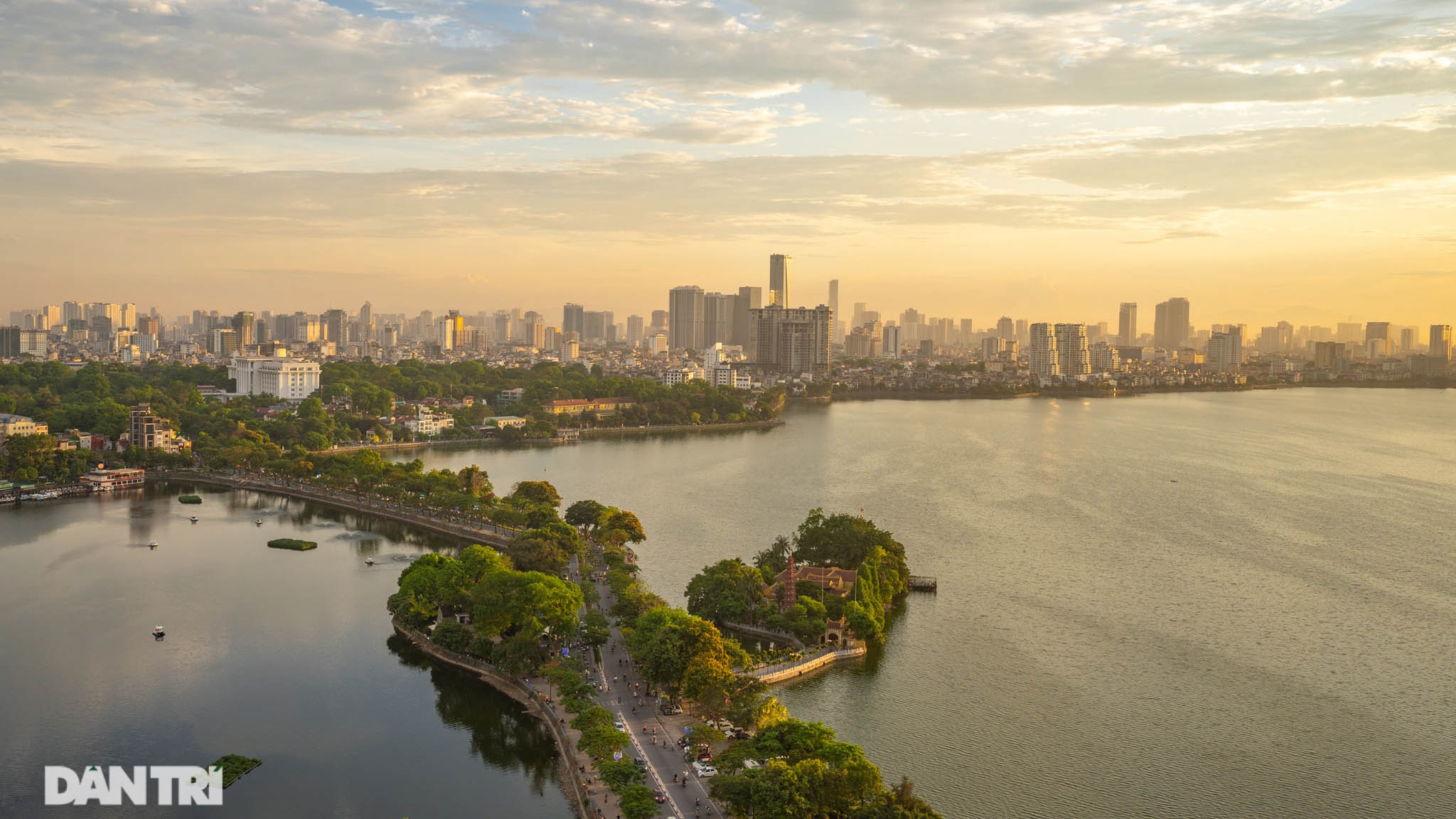 Tồn tại đã hơn 4 thế kỷ, đường Thanh Niên xưa mang tên Cổ Ngư chạy dọc nối từ Yên Phụ về Thụy Khuê. Con đường mát rượi, xanh tươi là ranh giới giữa một bên là Hồ Tây mênh mông rộng lớn, phía còn lại là Hồ Trúc Bạch nhỏ nhắn nên thơ.