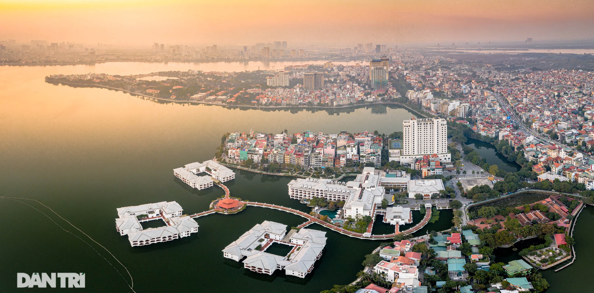 Khách sạn Intercontinental Hà Nội như một bông hoa khoe sắc vươn mình ra mặt nước xanh biếc của Hồ Tây.