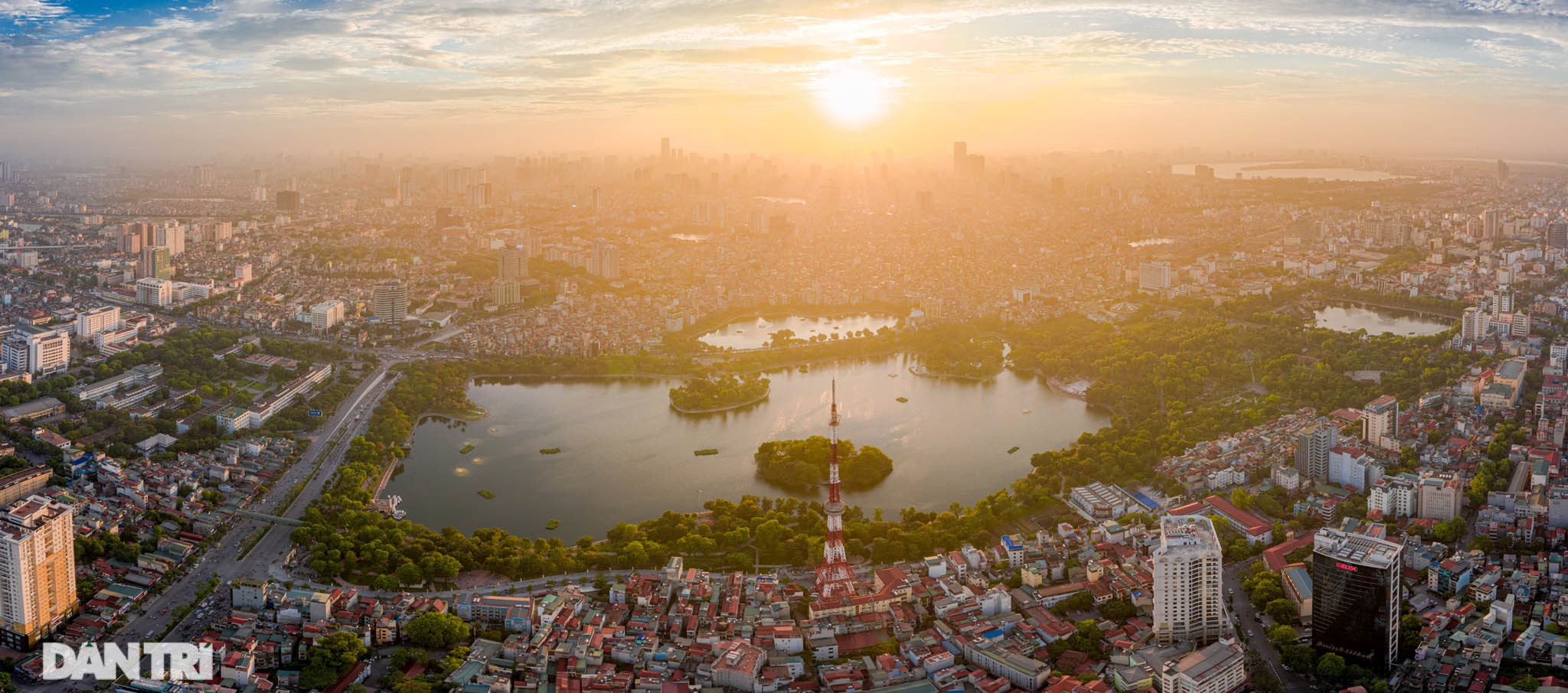 Hoàng hôn rực rỡ nhìn từ khu vực hồ Bảy Mẫu, công viên Hoà Bình về phía Tây thành phố.