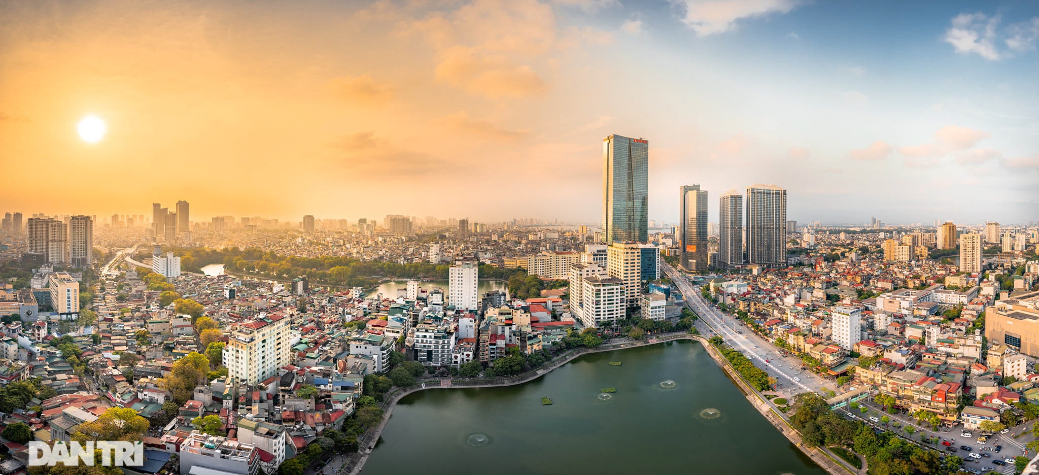 Ngự tại điểm giao nối giữa rất nhiều hồ lớn nhỏ ở thủ đô là hồ Tây - Thủ Lệ - Ngọc Khánh - Giảng Võ, toà nhà Lotte Hanoi cũng nằm ở vị trí thu hút sự phát triển, kéo theo nhiều dự án và toà nhà cao tầng mọc lên sau đó.