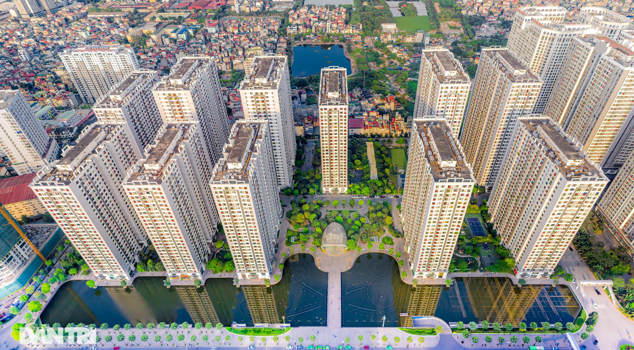 Khu đô thị phức hợp Time City với những khối nhà xếp lớp như những tấm domino khổng lồ là nơi cư ngụ của hàng chục ngàn hộ dân Hà Nội.