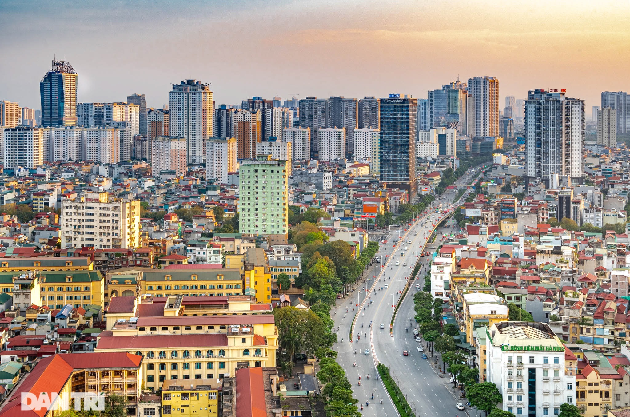 Cầu vượt Nguyễn Chí Thanh là cầu nối trục xương sống giao thông giữa nội đô với khu đô thị kiểu mẫu Trung Hoà - Nhân Chính.