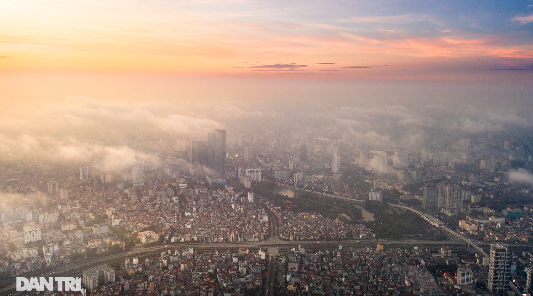 Một sớm bình minh ửng nắng hồng với những làn mây nhẹ trôi, khẽ vờn những nóc nhà chọc trời.