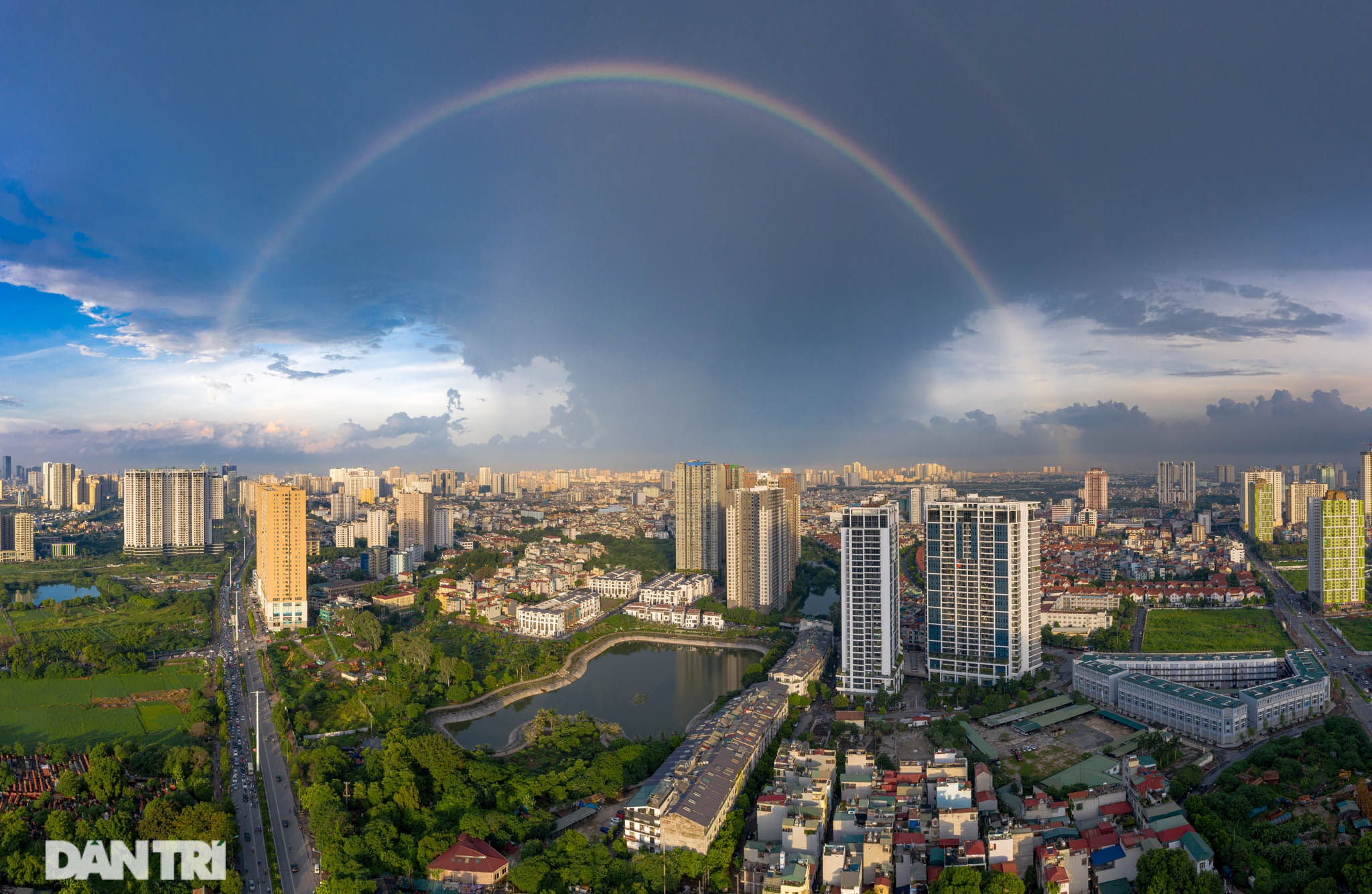 Cầu vồng rực rỡ sau cơn mưa quan sát từ khu vực đường Tố Hữu - Làng Việt kiều Châu Âu ( Hà Đông).
