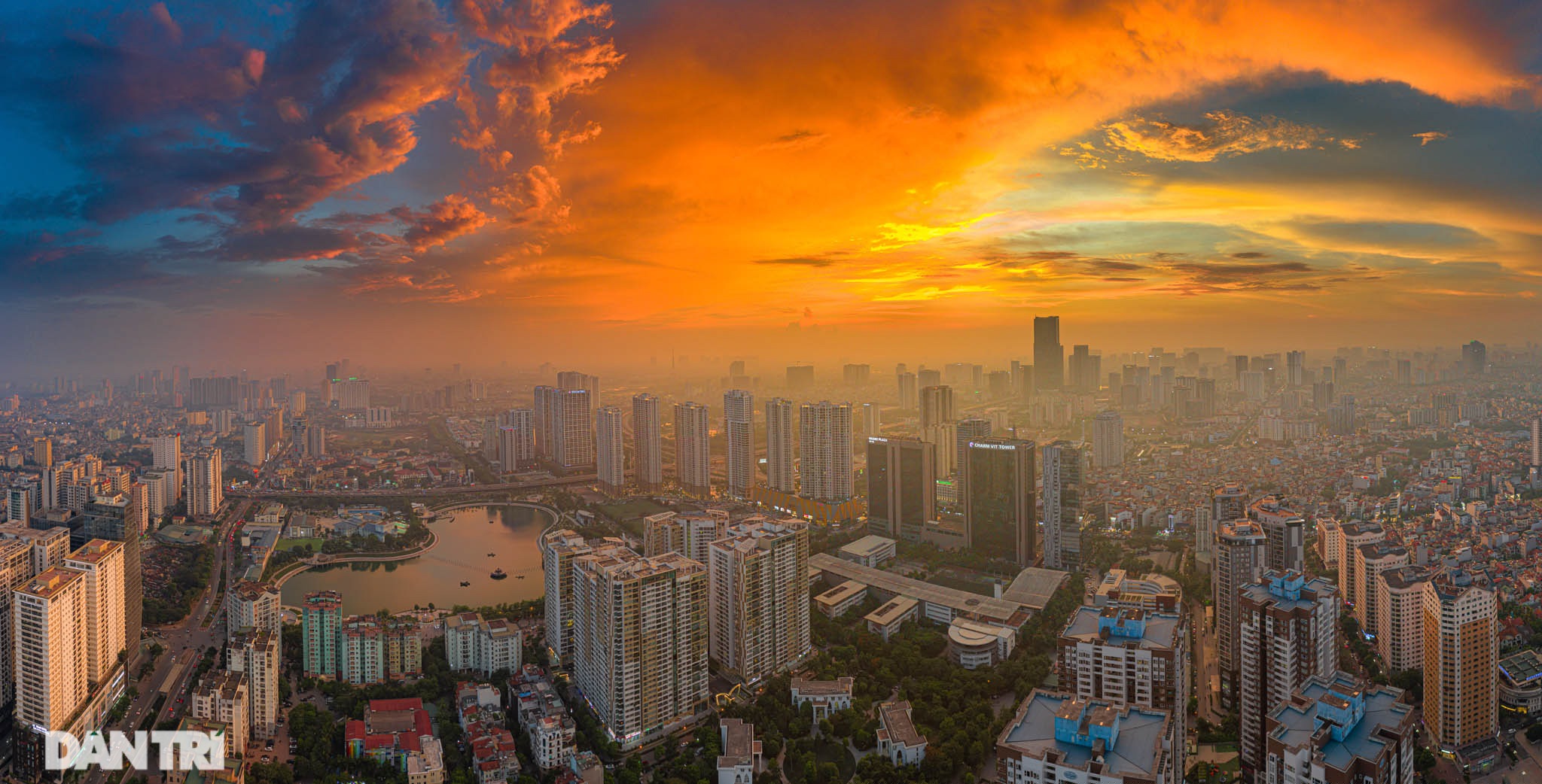 Hoàng hôn rực rỡ nhuộm đỏ thành phố hơn 1000 năm tuổi.