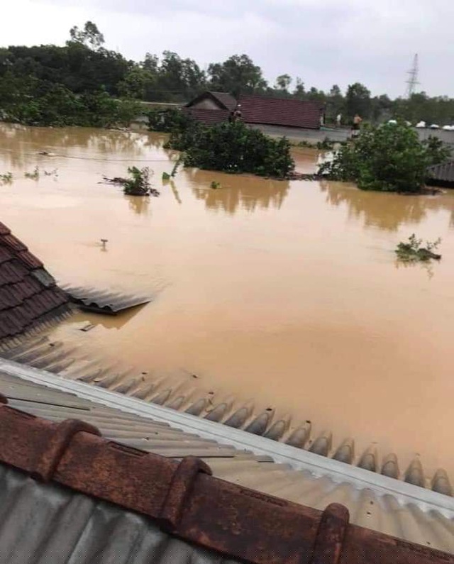 Nước lên gần nóc  nhà tại huyện Phong Điền