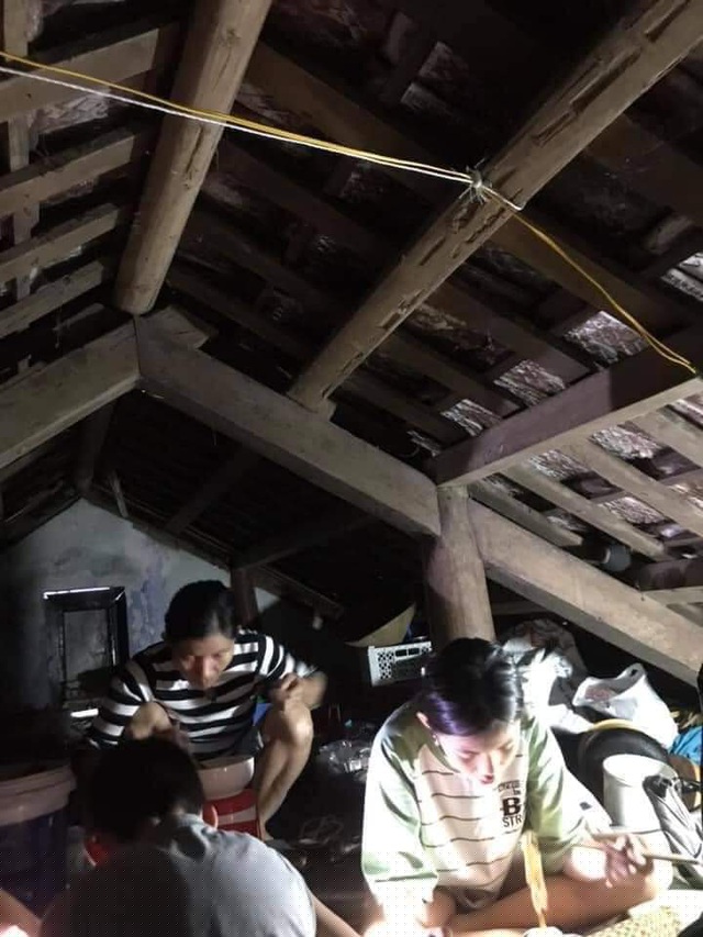 Một nhà lên gác mái tránh lũ