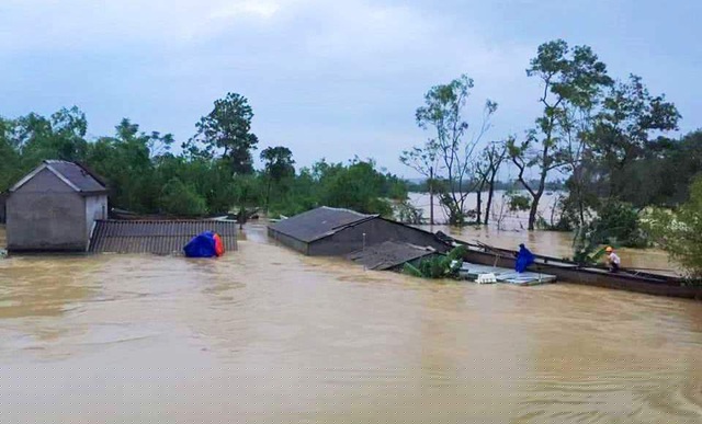 Nhiều nhà ngập nặng gần nóc