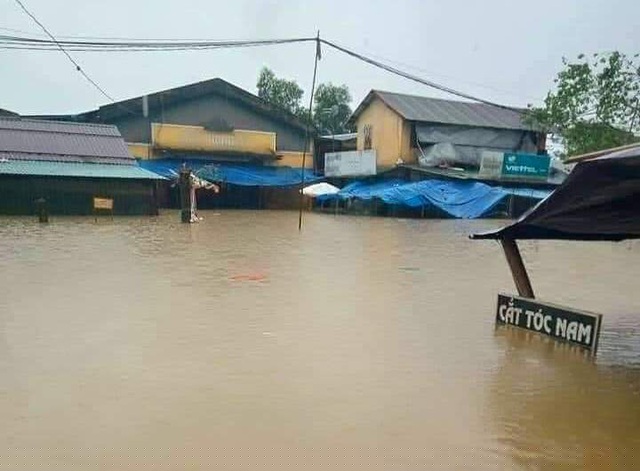 Các chợ cũng bị nước lũ tấn công, ngập hơn 1 mét