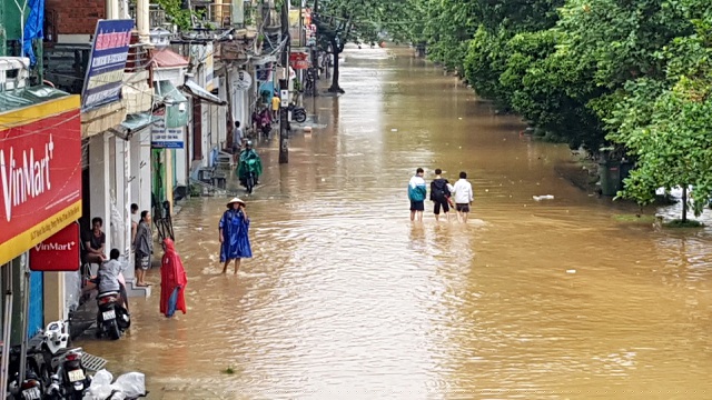 Đường Huỳnh Thúc Kháng sát sông Đông Ba dẫn nước từ sông Hương vào bị ngập