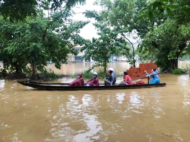 Dùng ghe đi lại trên đường Bạch Đằng (ảnh: Pinpin Huế)