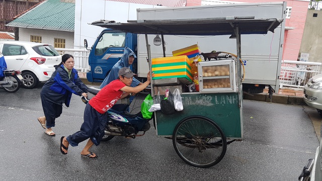 Đẩy xe bánh lên nơi cao tránh lũ