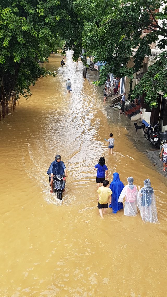 Người dân đi lội lũ