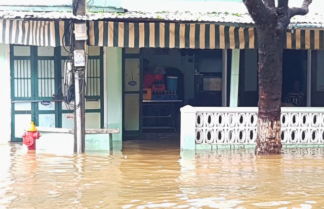 Một nhà ở đường Nguyễn Du kê đồ trong nhà lên cao khi nghe tin lũ sẽ còn lên